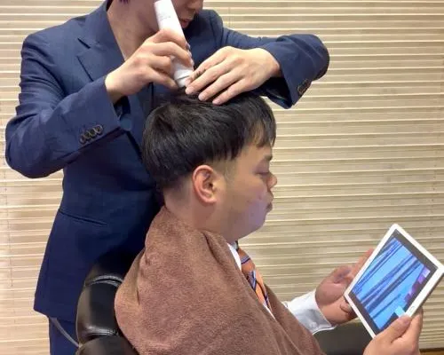 マイクロスコープを使った頭皮診断の様子