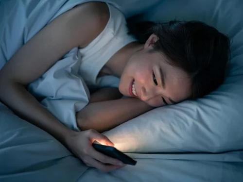 【スマホ・睡眠不足が頭皮に与える影響】